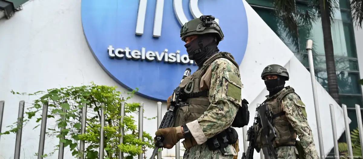 El pasado 9 de enero, encapuchados armados asaltaron el canal de televisión TC, en Guayaquil. Imagen: Marcos Pin/AFP/Getty Images