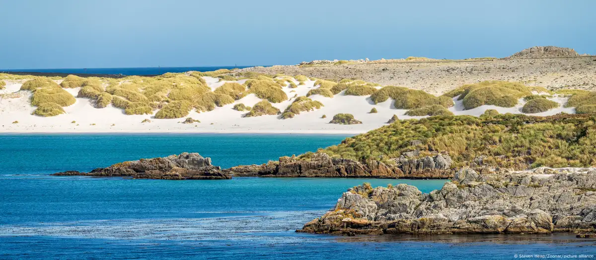 Playa de arena blanca cerca de Puerto Stanley, en un día soleado en las islas Malvinas. Imagen: Steven Heap/Zoonar/picture alliance