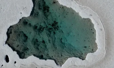 Vista aérea de Salinas Grandes, salar en la provincia argentina de Jujuy. El noroeste de Argentina, junto con Chile y Bolivia, conforman el llamado "triángulo del litio". Imagen: LUIS ROBAYO/AFP