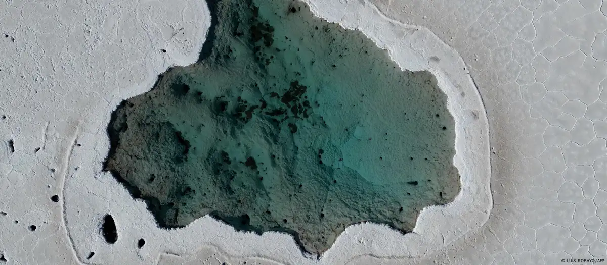 Vista aérea de Salinas Grandes, salar en la provincia argentina de Jujuy. El noroeste de Argentina, junto con Chile y Bolivia, conforman el llamado "triángulo del litio". Imagen: LUIS ROBAYO/AFP