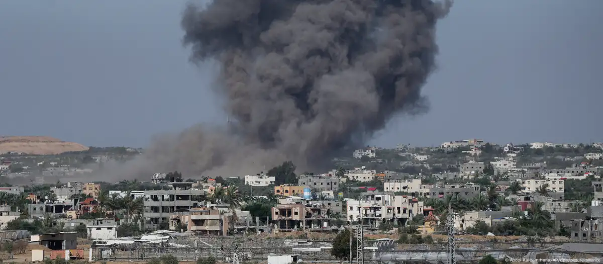 Explosión tras un ataque aéreo de Israel en territorio palestino. Imagen: Abdel Kareem Hana/AP/dpa/picture-alliance