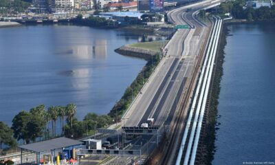 Singapur cubre la mitad de sus necesidades de agua mediante importaciones. En la imagen, tuberías en la frontera con Malasia. Imagen: Roslan Rahman/AFP/Getty Images