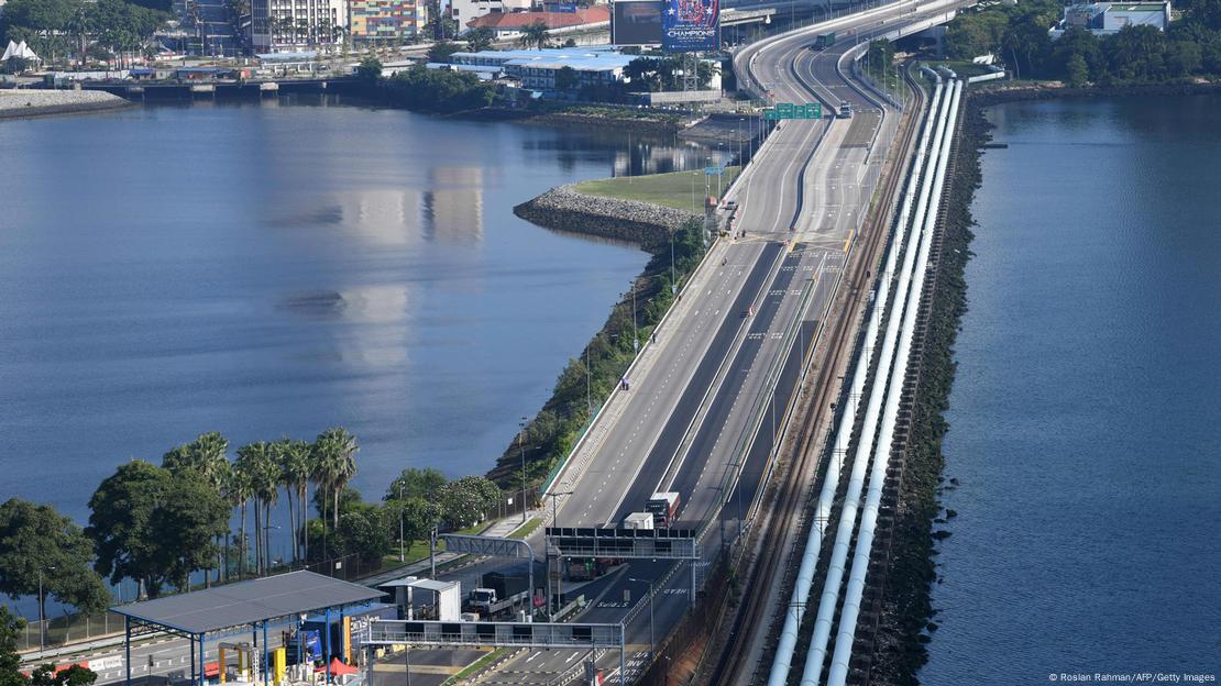 Singapur cubre la mitad de sus necesidades de agua mediante importaciones. En la imagen, tuberías en la frontera con Malasia. Imagen: Roslan Rahman/AFP/Getty Images