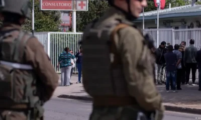 Carabineros custodian un centro de salud tras un ataque armado en Santiago de Chile. Imagen: Jesús Martínez/Sipa USA/picture alliance