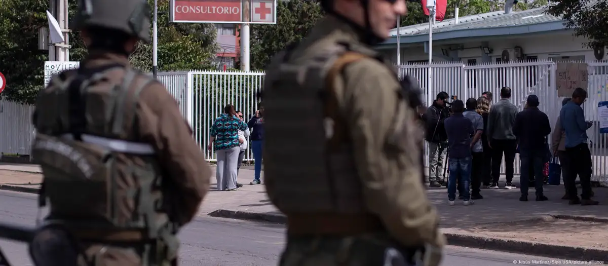 Carabineros custodian un centro de salud tras un ataque armado en Santiago de Chile. Imagen: Jesús Martínez/Sipa USA/picture alliance