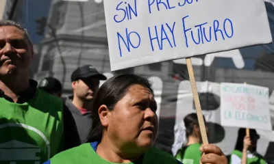 La protesta se centra en una ley que aumenta los salarios en la universidad pública y que Milei prometió vetar. Foto: DW.