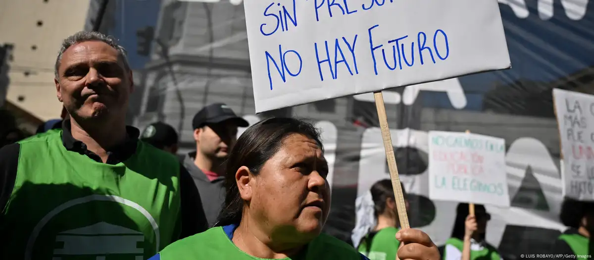 La protesta se centra en una ley que aumenta los salarios en la universidad pública y que Milei prometió vetar. Foto: DW.