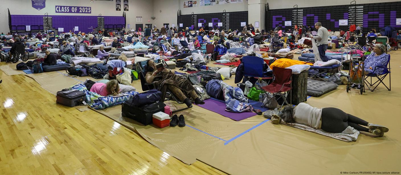 Evacuados en escuelas y gimnasios por el huracán Milton. Foto: DW.