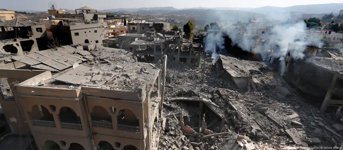 Edificios destruidos por ataques aéreos israelíes en la aldea de Qana, en el sur del Líbano. Foto: DW