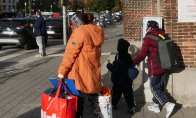 No muy lejos de la cumbre de la UE en Bruselas: tres solicitantes de asilo a la entrada de la autoridad belga de asilo "Fedasil". Imagen: Bernd Riegert/DW