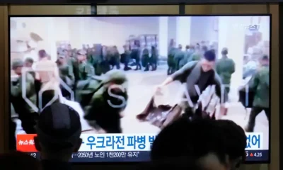 Imágenes de televisión en una estación de trenes de Seúl muestran a supuestos soldados norcoreanos haciendo fila para recibir suministros de Rusia. Imagen: Ahn Young-joon/AP/picture alliance