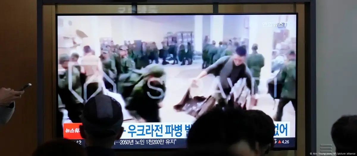 Imágenes de televisión en una estación de trenes de Seúl muestran a supuestos soldados norcoreanos haciendo fila para recibir suministros de Rusia. Imagen: Ahn Young-joon/AP/picture alliance