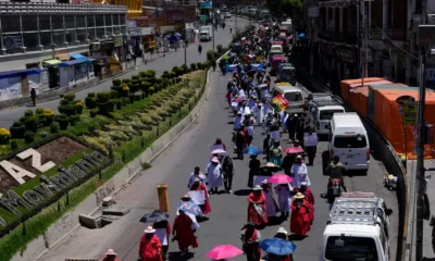 Vendedores de carne marcharon pacíficamente por La Paz, durante una huelga de 24 horas para protestar contra la inflación y exigir al gobierno que controle el contrabando fronterizo de productos cárnicos que están alterando los precios. (21.10.2024) Imagen: Juan Karita/AP/picture alliance