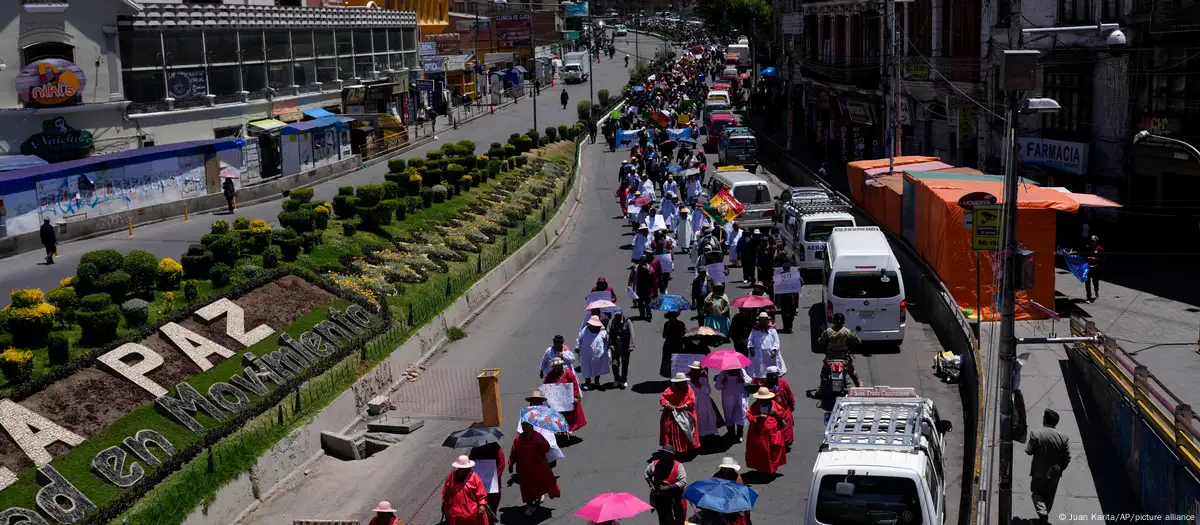 Vendedores de carne marcharon pacíficamente por La Paz, durante una huelga de 24 horas para protestar contra la inflación y exigir al gobierno que controle el contrabando fronterizo de productos cárnicos que están alterando los precios. (21.10.2024) Imagen: Juan Karita/AP/picture alliance