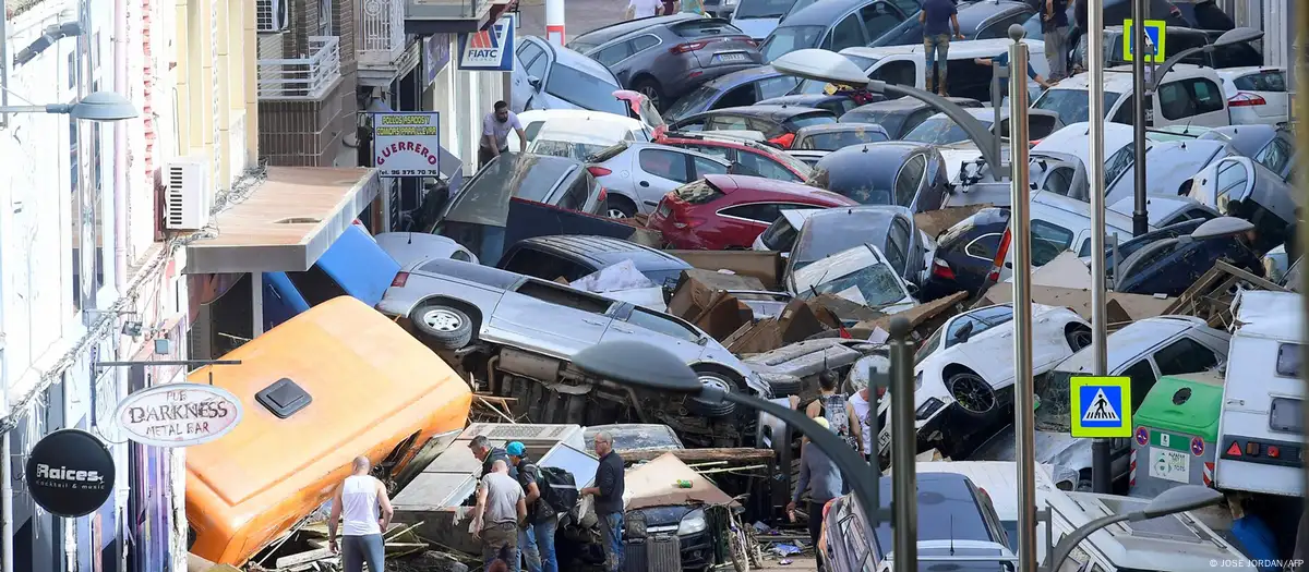 Calle de Valencia, España tras las inundaciones - DANA. Imagen: JOSE JORDAN/AFP