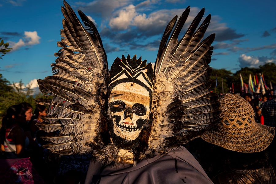 Máscara del ritual de Arete Guasu, de Fernando Allen. Cortesía