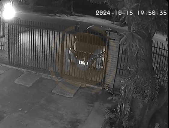 Momento en que la mujer fue tomada de rehén por los delincuentes.Foto: Captura.