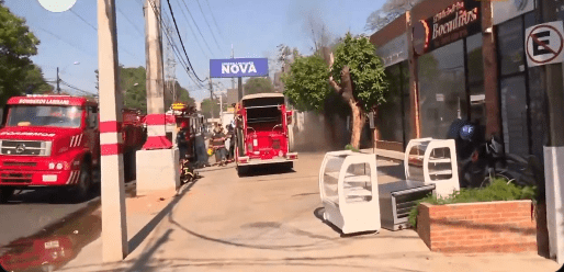 Incendio en papeleria en Lambaré. Foto: Captura.