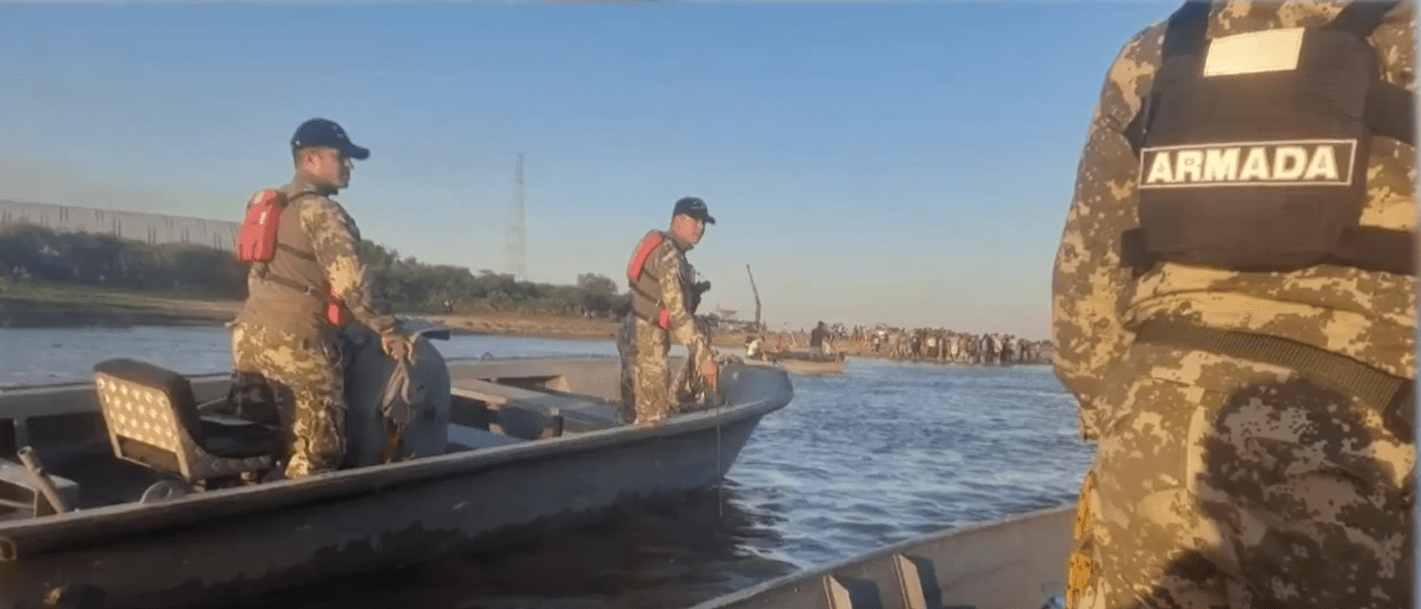 Funcionarios de la Armada Paraguaya retoma la búsqueda delos menores desaparecidos en aguas del río Paraguay. Foto: Captura.