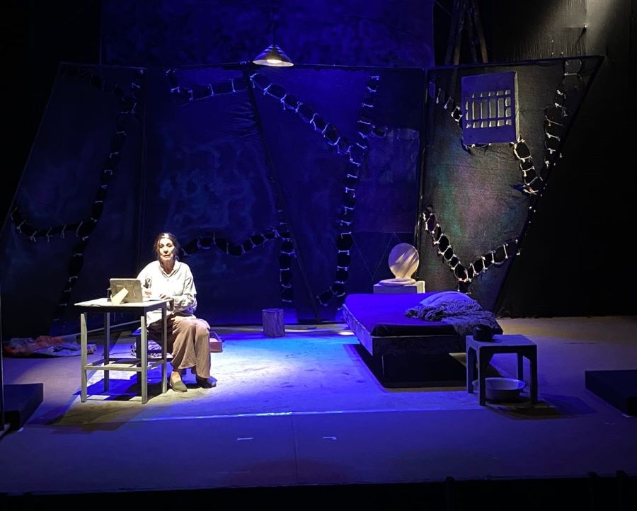 Escena de la obra teatral "Carmen Coraje". Cortesía