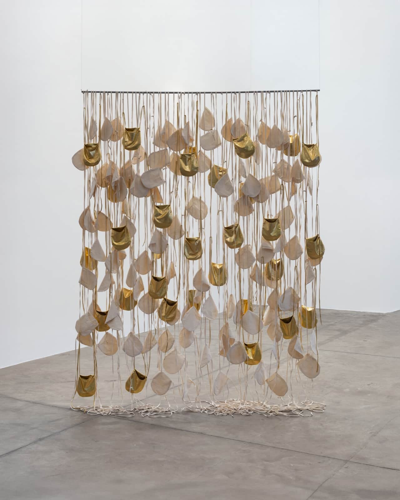 Claudia Casarino, Geografías de la privacidad, 2024. Algodón crudo y elastano, 300 x 222 x 23 cm © Eduardo Ortega. Cortesía de Fortes D'Aloia & Gabriel, São Paulo/Rio de Janeiro 