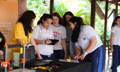 Estudiantes aprenden sobre tecnología. Foto: Gentileza.