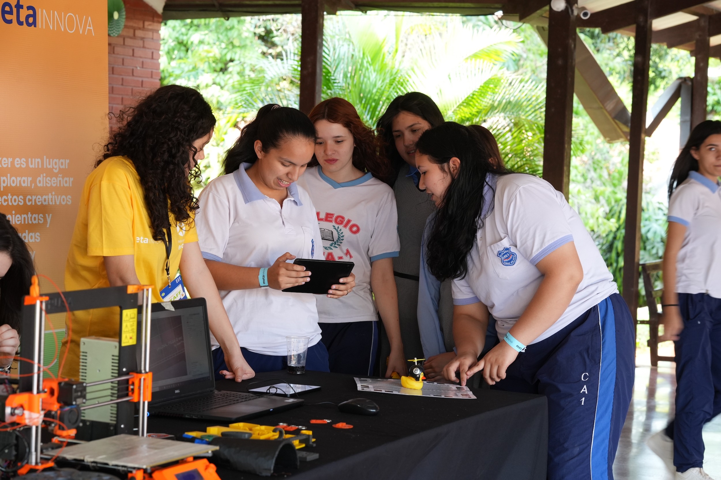 Estudiantes aprenden sobre tecnología. Foto: Gentileza.