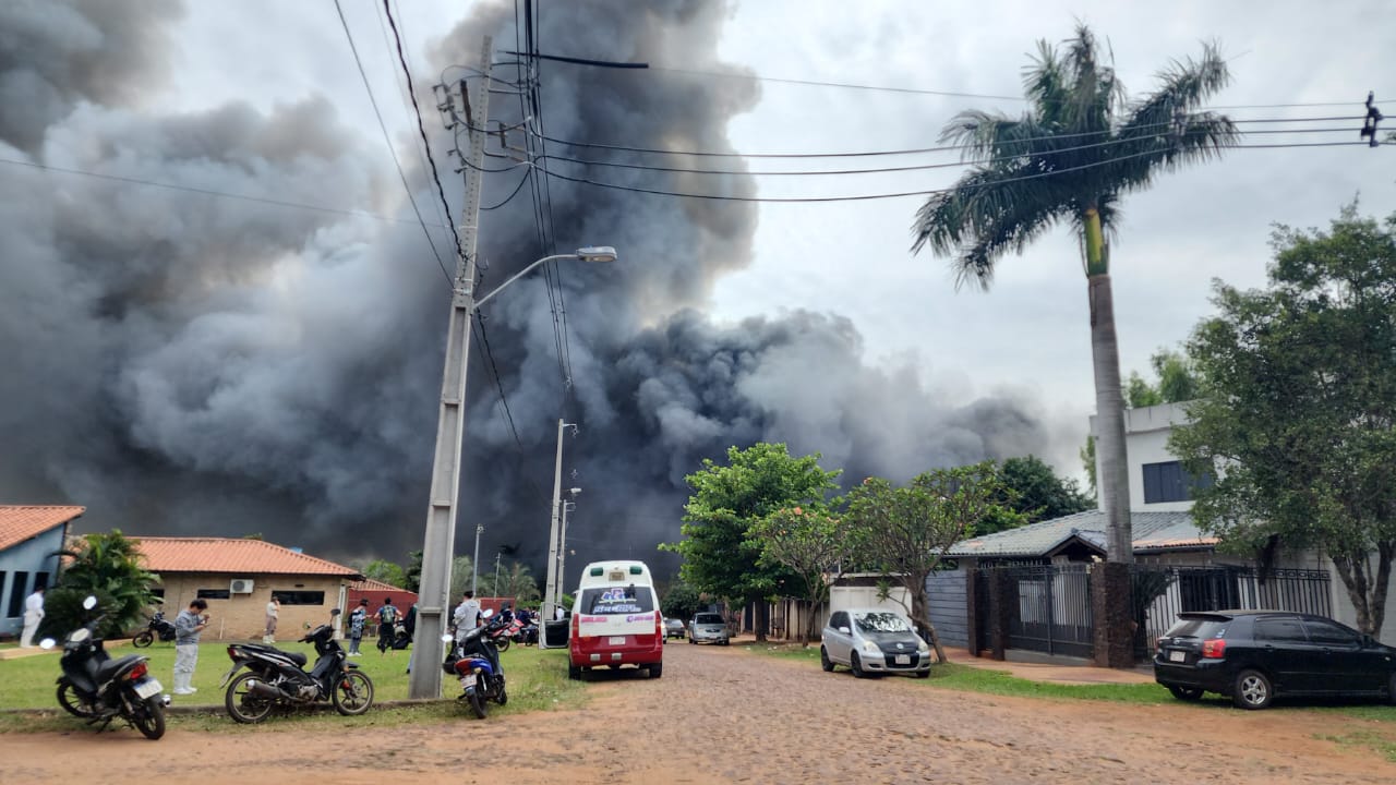 Incendio de gran magnitud en Capiatá. Foto: Raúl Bogarín.