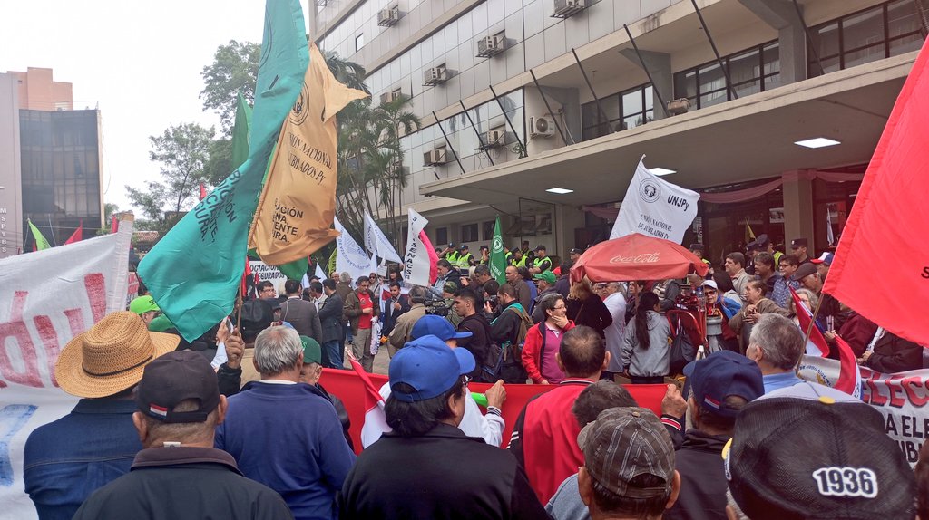 Manifestación de jubilados de IPS. Foto.@AdelantePy.