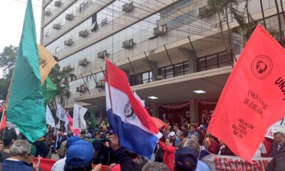 Manifestación de obreros rechazando la propuesta de modificación de Código Laboral frente a la caja de jubilaciones de IPS. Foto.@AdelantePy.