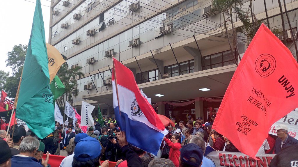 Manifestación de obreros rechazando la propuesta de modificación de Código Laboral frente a la caja de jubilaciones de IPS. Foto.@AdelantePy.