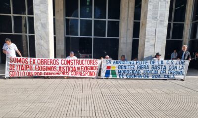 Exobreros de Itaipú reclaman el cobro de haberes atrasados frente al Palacio de Justicia. Foto: Roberto Pérez.