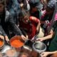 Menores palestinos reciben comida en una cocina de caridad en el sur de Gaza.Imagen: Hatem Khaled/REUTERS/DW