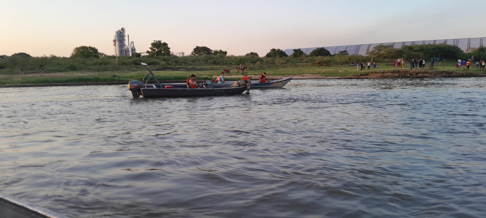 Hallazgo del último cuerpo. Foto: Armada Paraguaya.