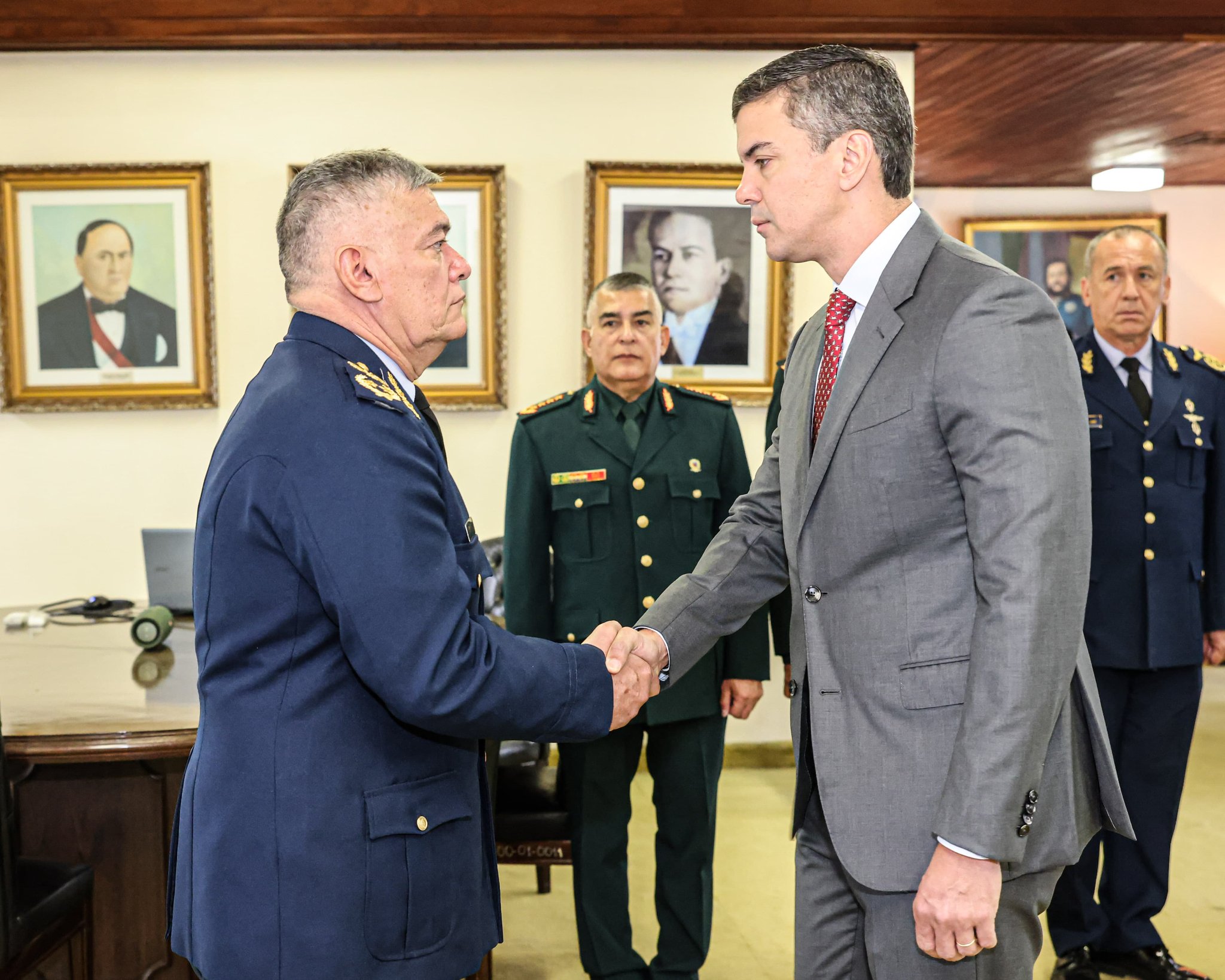 General de brigada Nicolás Ángel Narvaéz Retamozo y Santiago Peña. Foto: Gentileza.