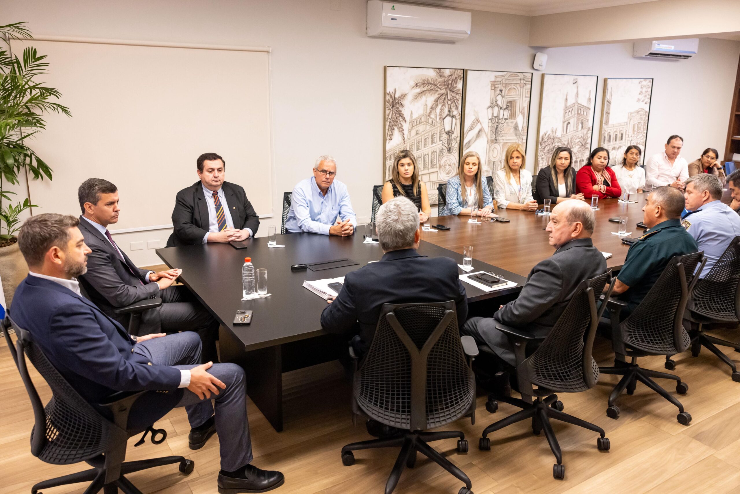 Reunión del gobierno con familiares de secuestrados. Foto: Gentileza.