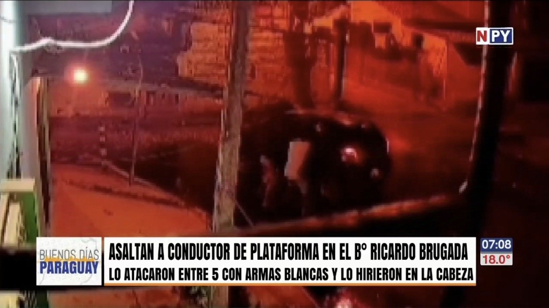 Momento en que atacan al conductor entre varias personas. Foto: Captura de pantalla.