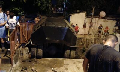 El camión hidrante causó susto entre los vecinos. Foto: Canal E.