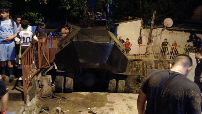 El camión hidrante causó susto entre los vecinos. Foto: Canal E.