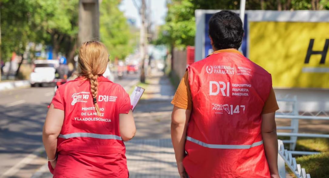 Tras el polémico cateo a niños el pasado fin de semana en el Defensores, los chalecos rojo del MINNA estarán presentes en inmediaciones del estadio este domingo. Foto: Gentileza.