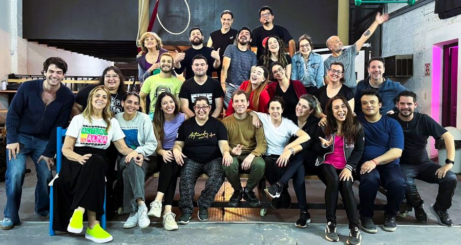 Elenco teatral de la obra "Modo avión". Cortesía