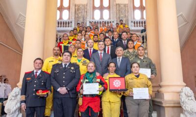 Santiago Peña con bomberos en Palacio de López. Foto: Gentileza.