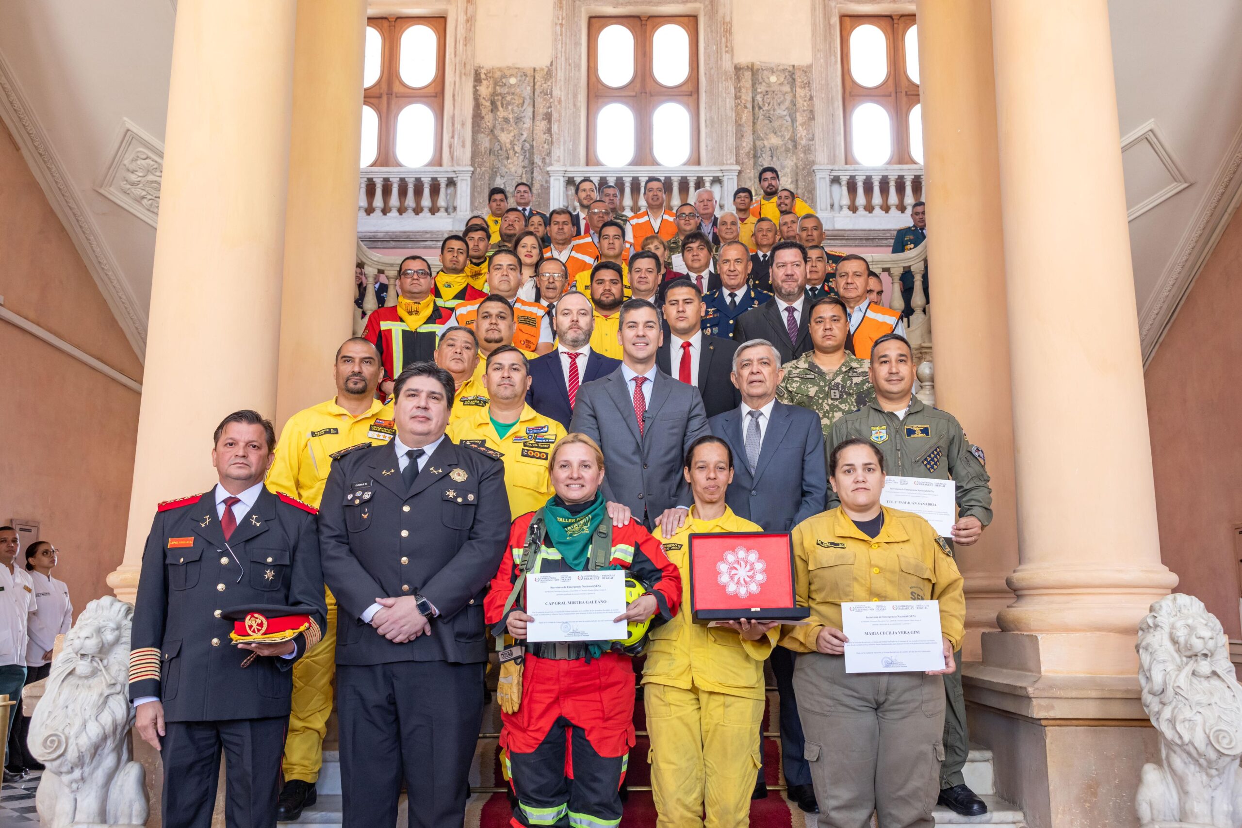 Santiago Peña con bomberos en Palacio de López. Foto: Gentileza.