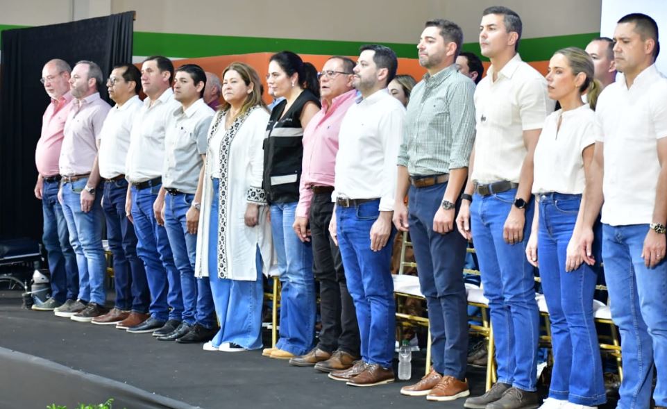 Santiago Peña y su equipo de ministros en la jornada de Gobierno en Canideyú. Foto: Gentileza.