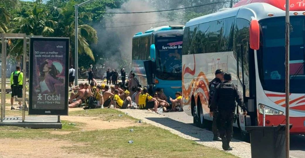 Severos incidentes se produjeron este miércoles en la ciudad de Río de Janeiro con simpatizantes del club Peñarol de Montevideo. Foto: El Litoral de Argentina,