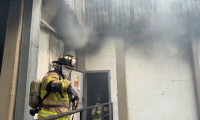 Bomberos trabajan arduamente en el lugar. Foto: Captura.