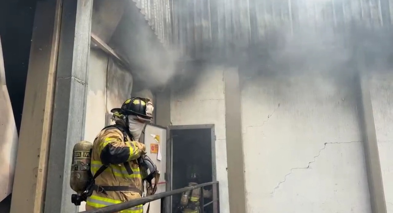 Bomberos trabajan arduamente en el lugar. Foto: Captura.