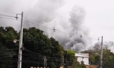 Así se observa el incendio en la parte trasera de la fábrica. Foto: Gentileza.