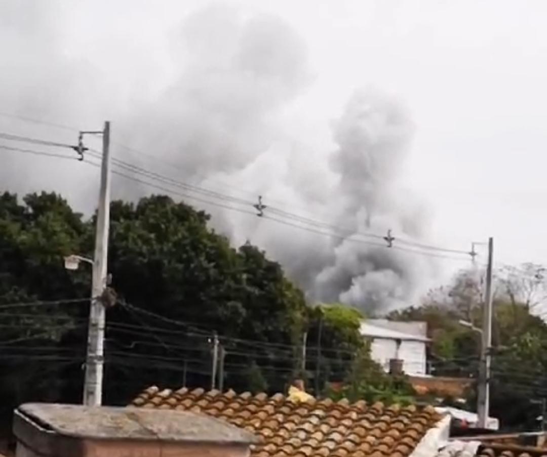 Así se observa el incendio en la parte trasera de la fábrica. Foto: Gentileza.