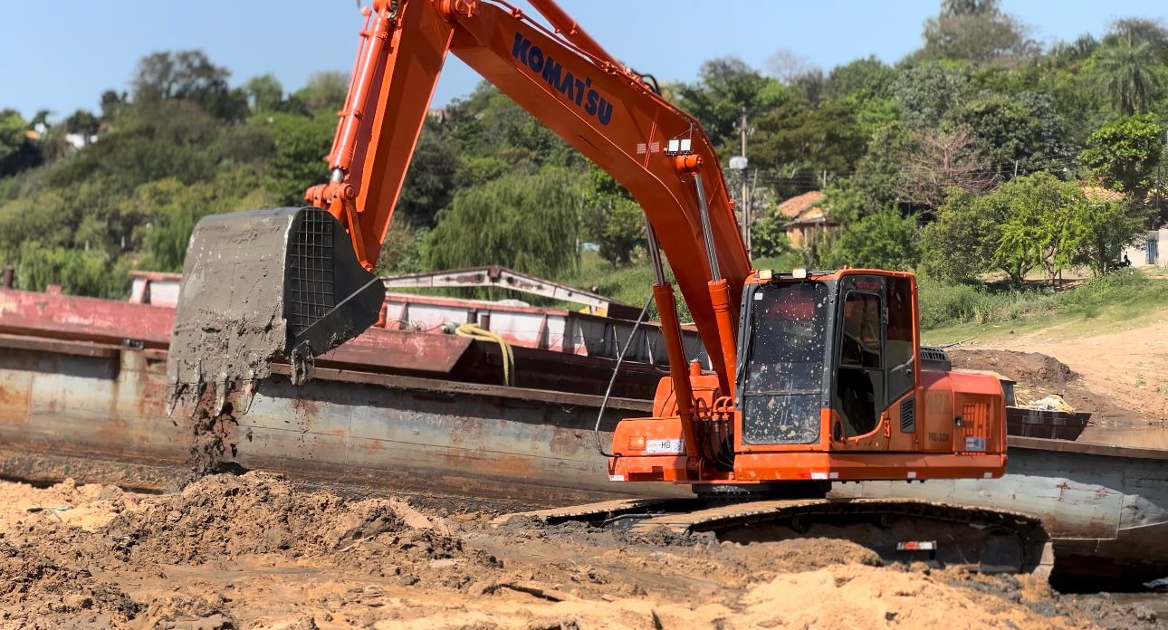 Profundización y dragado ante bajante del río Paraguay. Foto: ESSAP.